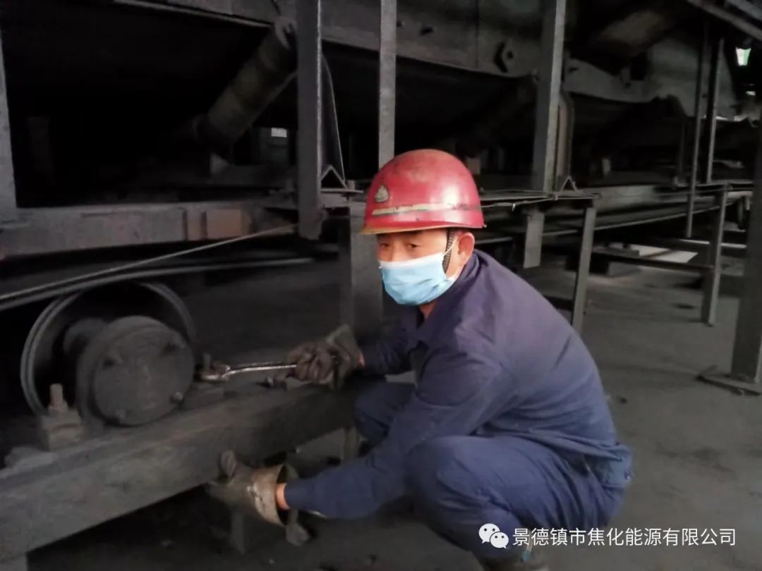 “老線這邊人手不夠，你們那邊有誰(shuí)可以過(guò)來(lái)支援？”“好的，我馬上來(lái)。”聽(tīng)到這個(gè)消息時(shí)，羅國(guó)安剛剛結(jié)束新線的維修工作，但他二話不說(shuō)，立即拿起維修包，投入到老線的維修工作當(dāng)中。每天工作10小時(shí)以上已經(jīng)成為抗疫期間的常態(tài)，雖然身體很疲憊，但是他沒(méi)有任何怨言，“確實(shí)很辛苦、很累，但現(xiàn)在正是特殊時(shí)期，只有保障公司生產(chǎn)經(jīng)營(yíng)“不斷檔”，我們生活才能“不斷線”，恰恰我所在的運(yùn)輸廠就是承擔(dān)著焦炭煤炭運(yùn)輸?shù)闹匾氊?zé)，所以我更應(yīng)該恪盡職守，保障好這些設(shè)備的穩(wěn)定運(yùn)行。”.jpg